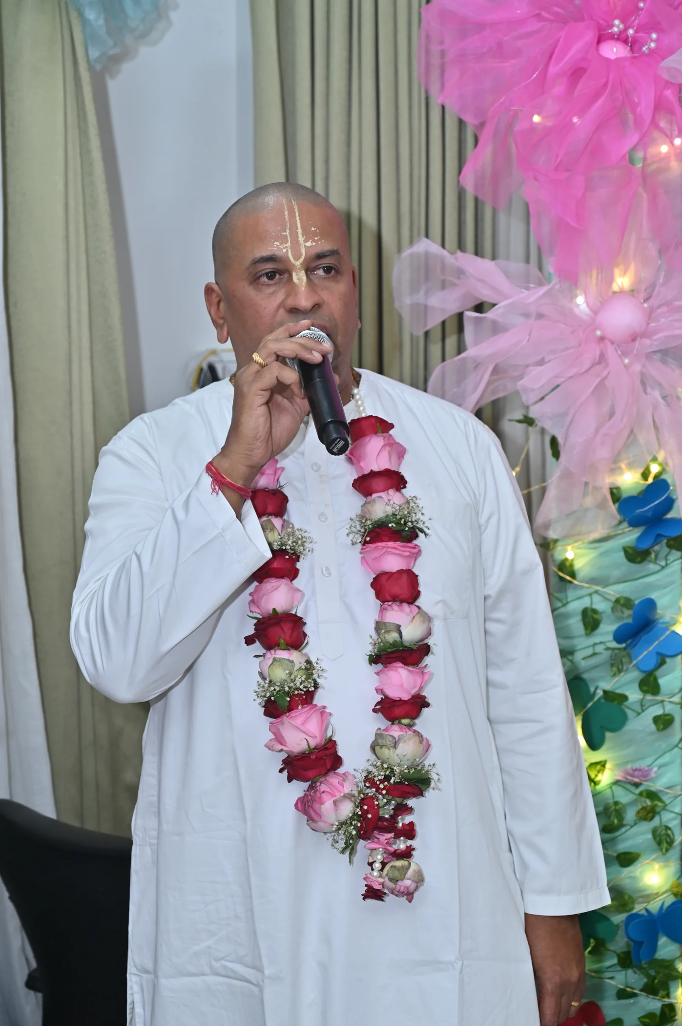 Caitanya Avatāri Dāsa speaking into a microphone